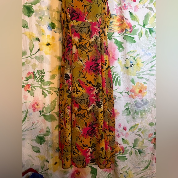 🍁🍁 Figure flattering floral maxi dress - Picture 4 of 6